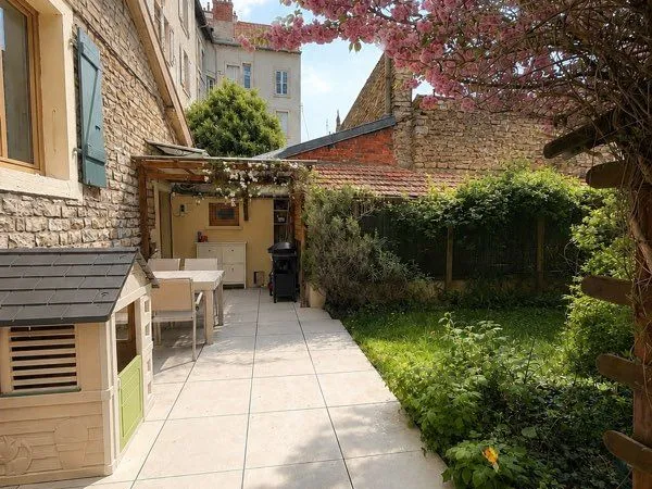 MAISON DE CHARME EN PIERRE - TERRASSE, JARDIN, 2 CAVES et CLIM