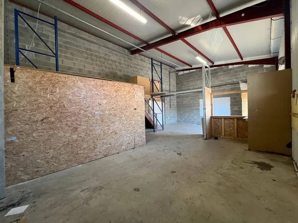 Entrepôt 90 m²