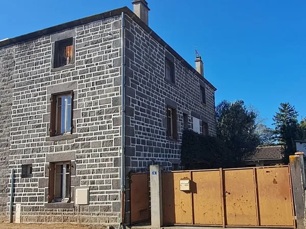 Maison en pierre mitoyenne de 70 m² à rénover entièrement — Terrain de 1 112 m²