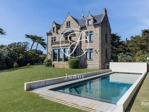 Maison 9 pièces 251 m²