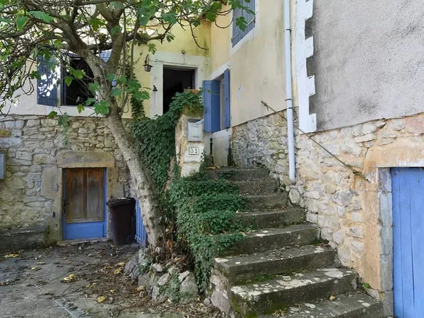 Rare à 13 km d'Uzès : Maison de village à rénover + terrain constructible indépendant