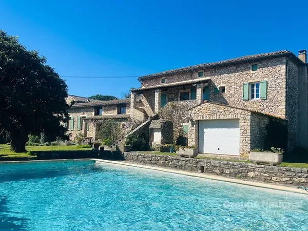Mas de 178m2 sur 1790m2 de terrain avec piscine à Goudargues