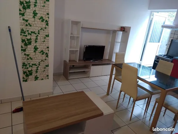 T2 MEUBLÉ 38 m² - MEZZANINE - COUR PRIVATIVE - PARKING - ÉLECTRICITÉ COMPRISE