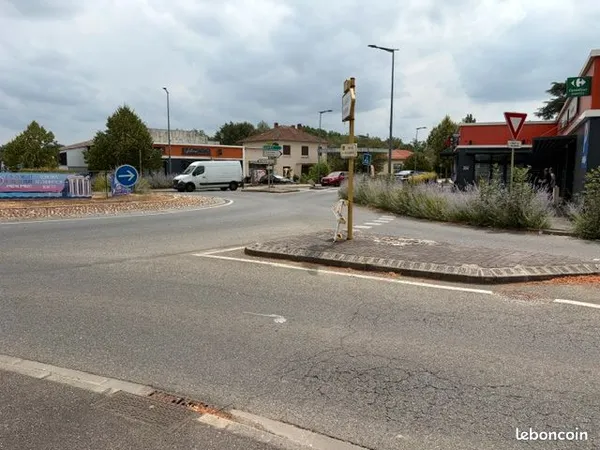 Loue Local à Usage Commercial Ou Professionnel