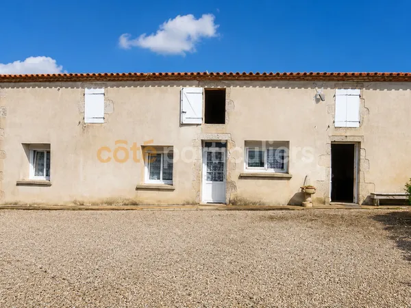 SAINT VINCENT SUR JARD -- ENSEMBLE IMMOBILIER -- MAISON 4 PIECES -- 2 HANGARS