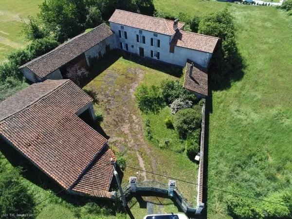 Ancien Corps de Ferme Aux Portes de Ruffec Sur 1.9 Hectares
