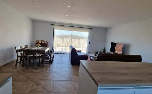 Maison récente de plain-pied RE 2020 avec piscine
