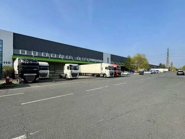 Entrepôt 5913 m²