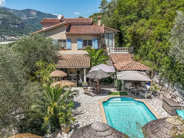 VILLA FAMILIALE AVEC PISCINE NICHEE DANS UN ECRIN DE VERDURE