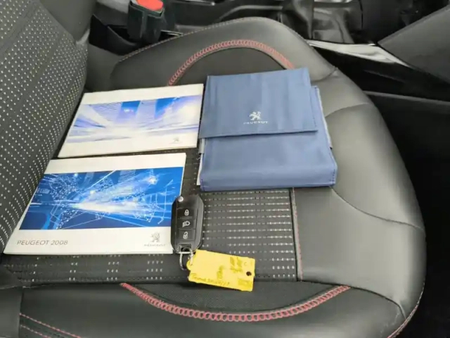 Peugeot 2008 1.2 puretech 110ch s&amp;s bvm5 — photo 24