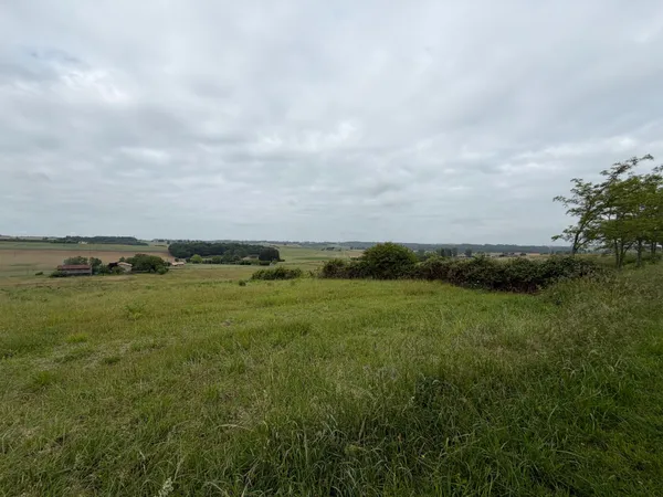 Terrain à bâtir de 1236 m2, vue dégagée sur la campagne