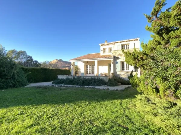 MORIERES VILLA TRADITIONNELLE 1000 M2 DE TERRAIN
