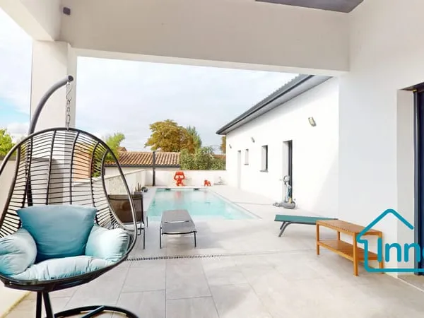 Grande villa contemporaine et confortable