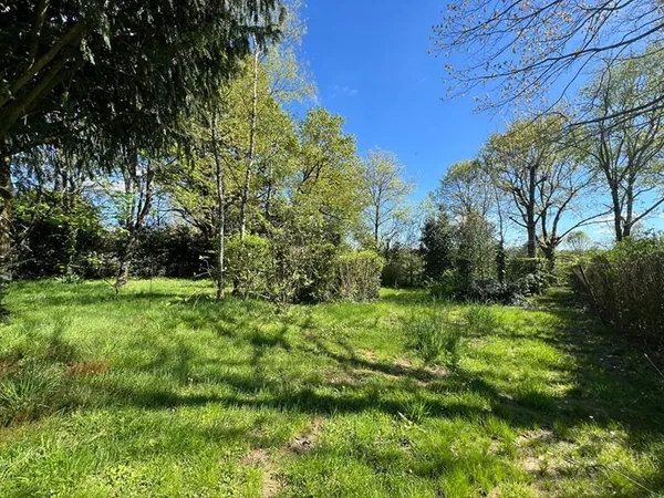 Aizenay, parcelle de terrain à bâtir de 1043 m2.