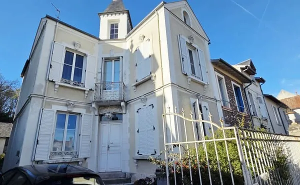 Maison de type bourgeoise à Étampes avec garage.
