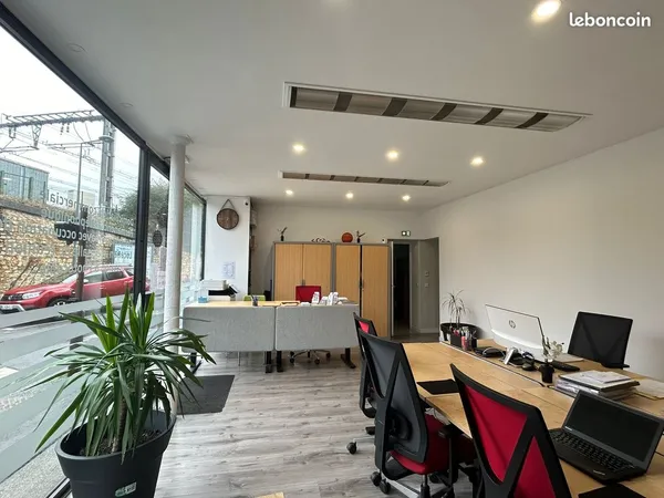 LOCAL COMMERCIAL 32 m² - FACE À LA GARE RER - EMPLACEMENT IDÉAL