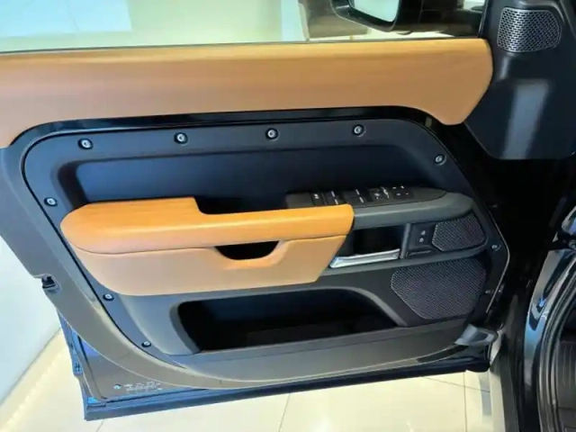 Land Rover Defender 110 2.0 p400e x-dynamic hse — photo 12