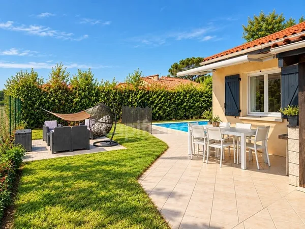 MAUZAC - Maison de plain-pied 121 m² - 5 chambres - Piscine - Terrain 840 m²