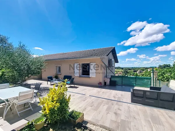 Superbe maison rénovée de 200 m² avec piscine et vue exceptionnelle à Crémieu