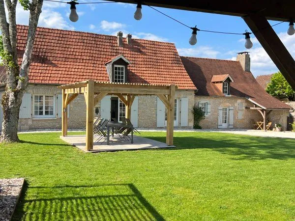 Maison en pierre avec dépendance et jacuzzi
