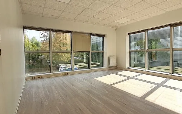 Local commercial 1 pièce 330 m²