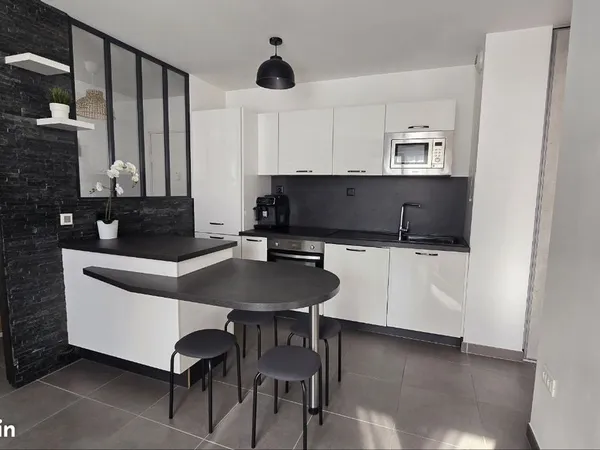 Appartement T3 - 58 m² récent en dernier étage avec terrasse 10 m² et 2 places de parking