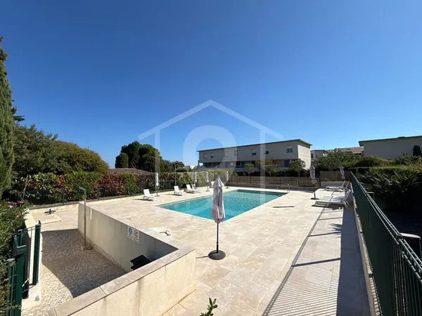 Exclusif - Bréguières - 2P en rdj - Piscine - Sud - Calme - Parking
