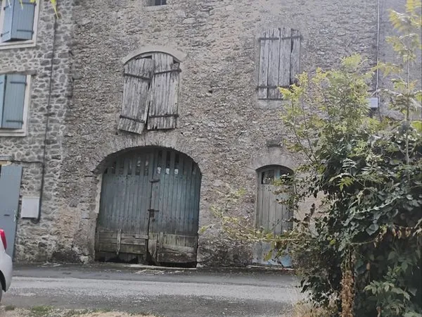 Remise à rénover avec extérieur