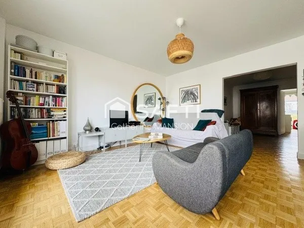 Investisseurs, belle rentabilité assurée pour cet appartement traversant et lumineux qui comprend 4 