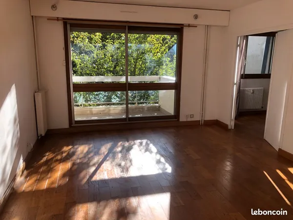 Appartement 3 chambres bon etat avec box et cave 100 mètre de la gare BIEVRES