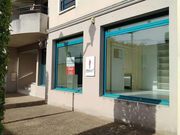 Bureau et espace de travail Location Terrasson-Lavilledieu   585€