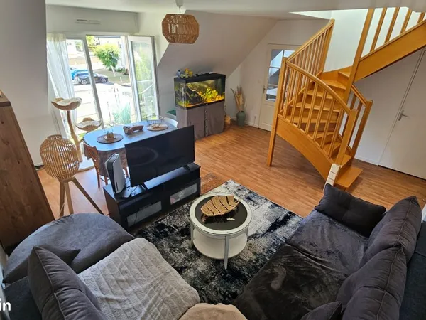 SUPERBE T3 69 m2 en duplex, dernier étage, terrasse, parking proche commerces