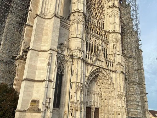 Beauvais hyper-centre face à la cathédrale