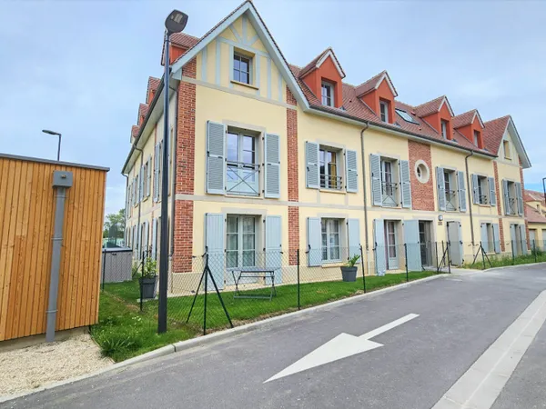 Appartement proche centre Senlis 3 pièces 2 chambre co-propriété de 2023. 2 places de parkings
