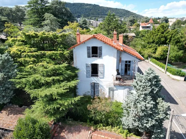 Maison de 215m2 avec terrain de 2 785 m2 et nombreuses dépen
