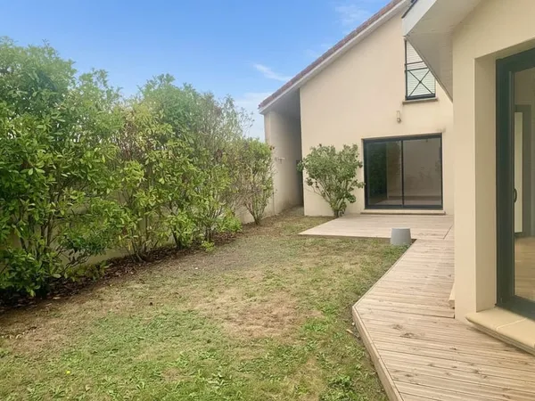 Maison 3 chambres avec vie de plain-pied, à proximité des comm
