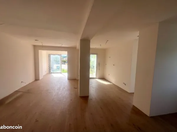 Duplex spacieux refait entièrement à Neuf