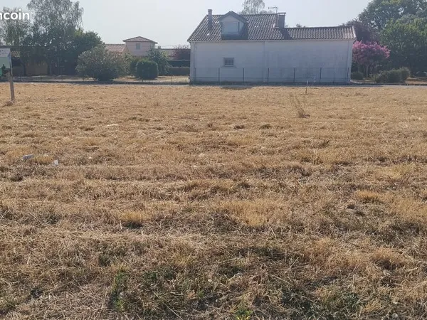 Terrain à construire à La Tour Du Crieu