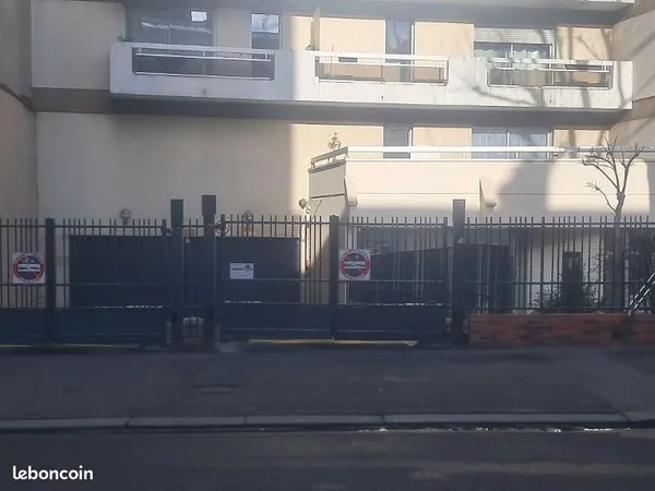Grande place de parking , residence securisee gardiennee , en sous sol en face de l'ascenseur
