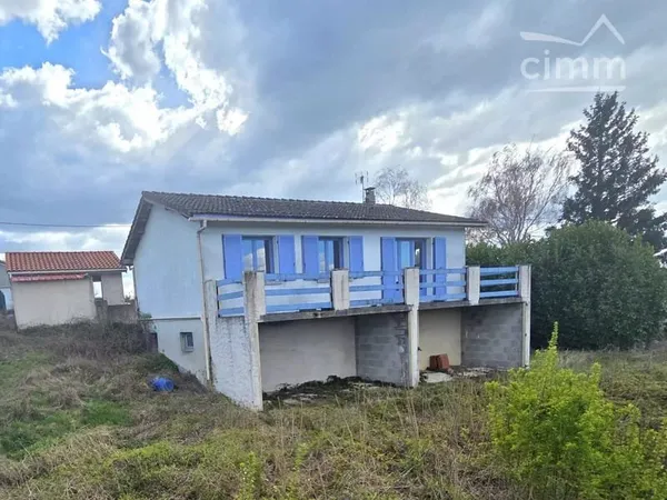 Maison sur sous-sol avec terrain de 915 m² Vue dégagée