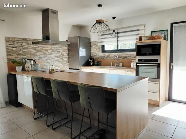 Villa T4 avec piscine et jardin arboré