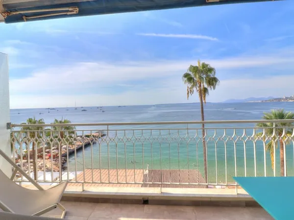 JUAN-LES-PINS - STUDIO DE STANDING AVEC VUE PANORAMIQUE MER -