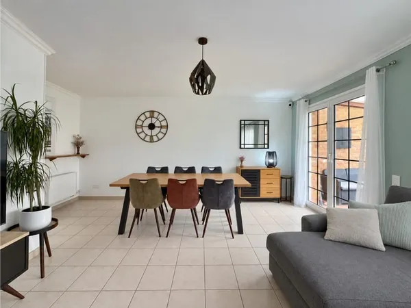 HOUPLINES BOURG — Maison rénovée avec 3 chambres, jardin exposé sud et garage