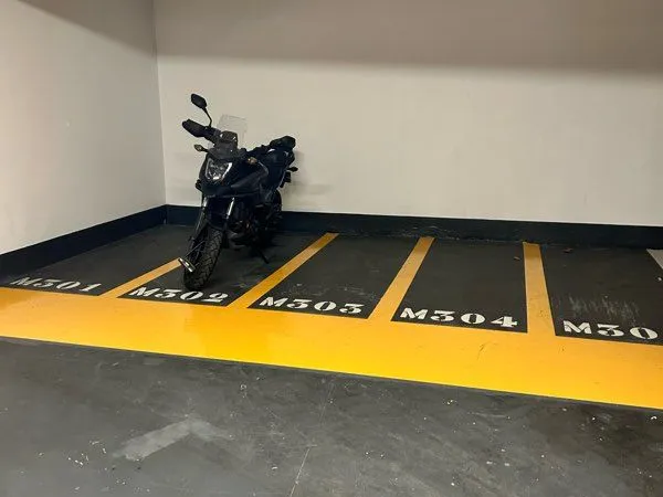 Place de parking moto scooter