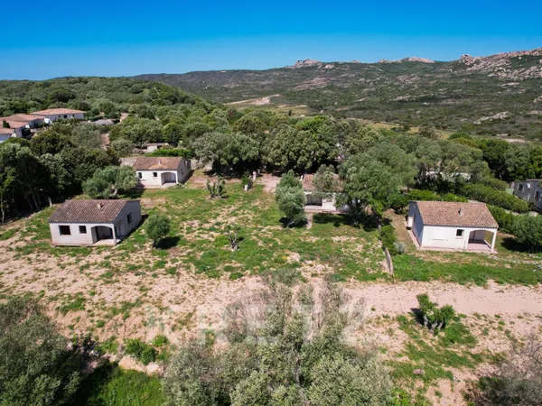 TERRAIN VIABILISÉ DE 830m2 ou MAISONNETTE À RÉNOVER, RARE