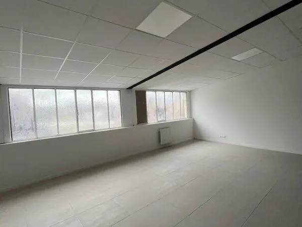 Local stockage 120m2 à étage proche N6 dépôt office stockage matériel