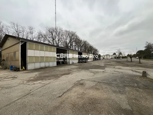 Local industriel 2230 m²