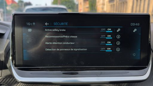 Peugeot 208 1.2 PureTech 100 - Allure Pack – 2021 – 14073 km – Essence – Boîte Manuelle — photo 9