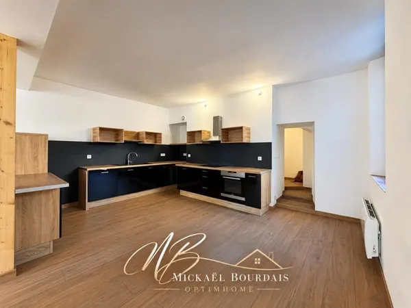 Appartement T4 entièrement rénové - 3 chambres - double accès - Le Lude centre