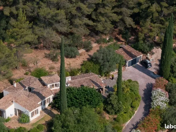 Mas provençal de caractère · 180 m² · 5 chambres · terrain 3 500 m² · vue dégagée, Cuers dans le Var